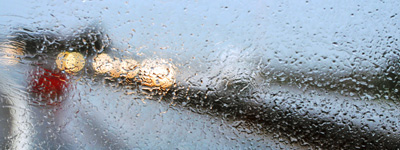 Lluvia a través del parabrisas del coche